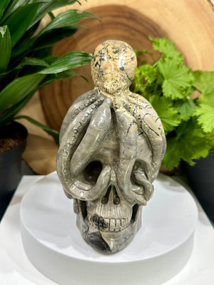
                  
                    Load image into Gallery viewer, Painting Stone Octopus Crystal Skull Carving - Hand Craved and Polished Perfect for Mineral Collectors, Metaphysical Use, and Home Decor
                  
                